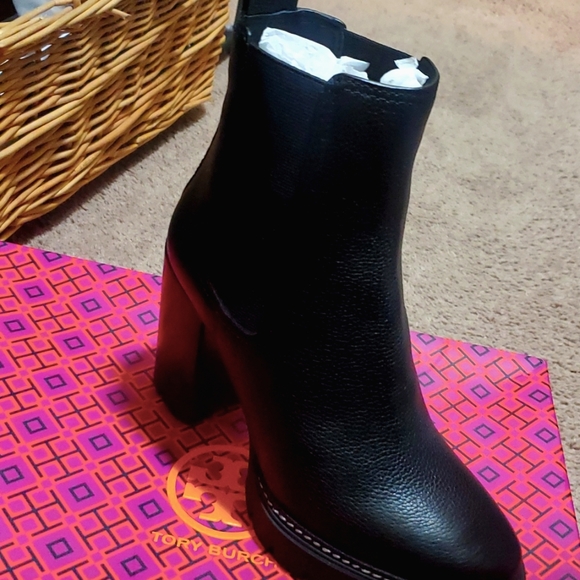 Tory Burch Chelsea 70mm Lug Booties in black size 6 - Picture 3 of 7